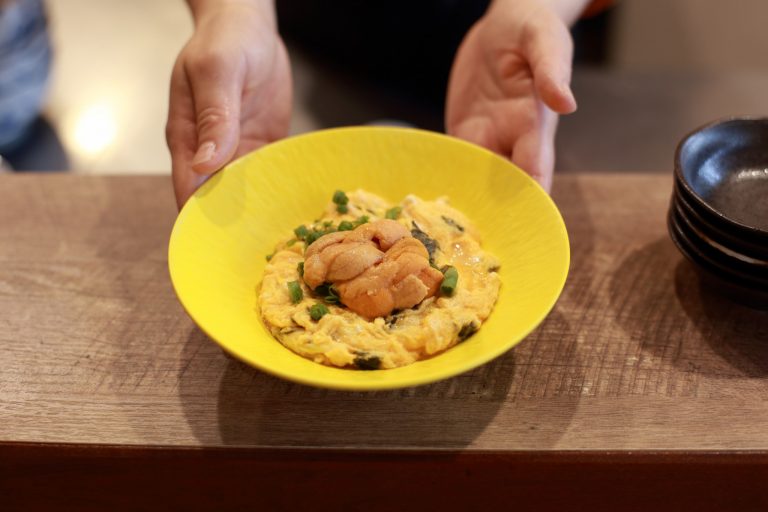 ウニとネギのふわふわオムレツ 800円ほか。ウニを多彩に使ったアラカルトも充実し、目移り必至。料理は関西イタリアンの伝説、元〈スフィーダ〉の本窪田雅文シェフが監修。 IMG_0494