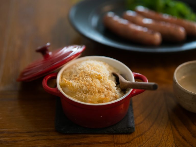 意外な組み合わせの、熱々とろ〜りの「マカロニグラタン」と「塩麹ソーセージ」は、熊澤酒造内にある〈mokichi baker & sweets〉のもの。 OLYMPUS DIGITAL CAMERA