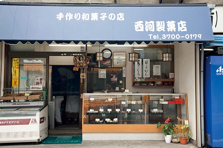 豆大福 140円、みたらし団子 97円、いなり寿司 86円。タイミングが合えば、出来たての、ほんのり温かいお団子を楽しめることも。 DMA-15