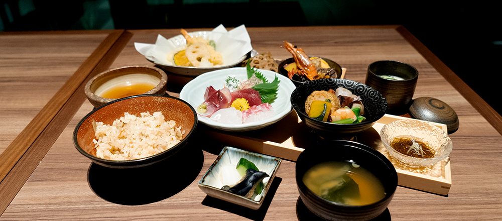 絶好ビューの〈十十六〉でいただく厳選された食材と伝統が作る和の味。
