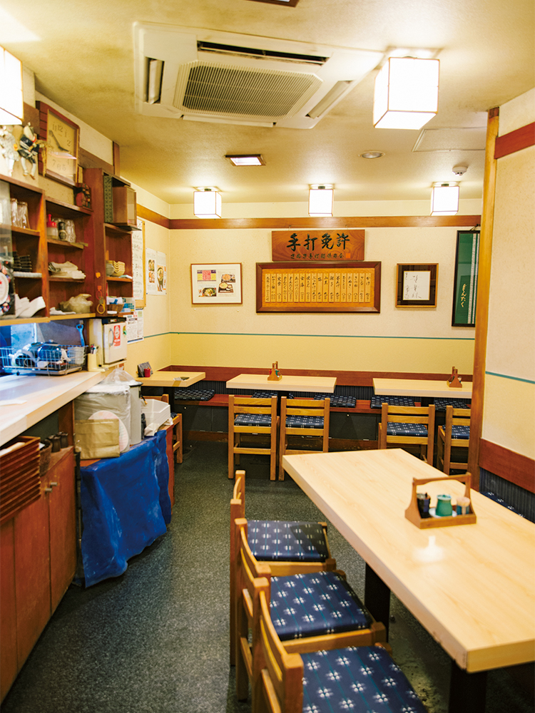 店内には店主の田中孝良さんが手書きしたメニューとともに、手打ちを証明する「さぬき手打ち麺保存会」の免許が掲げられている。