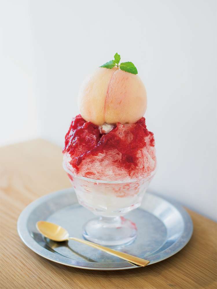 かき氷は6月下旬から10月くらいまでの提供で、桃のかき氷は夏季限定。すももの生ソースでさっぱり。1,200円。