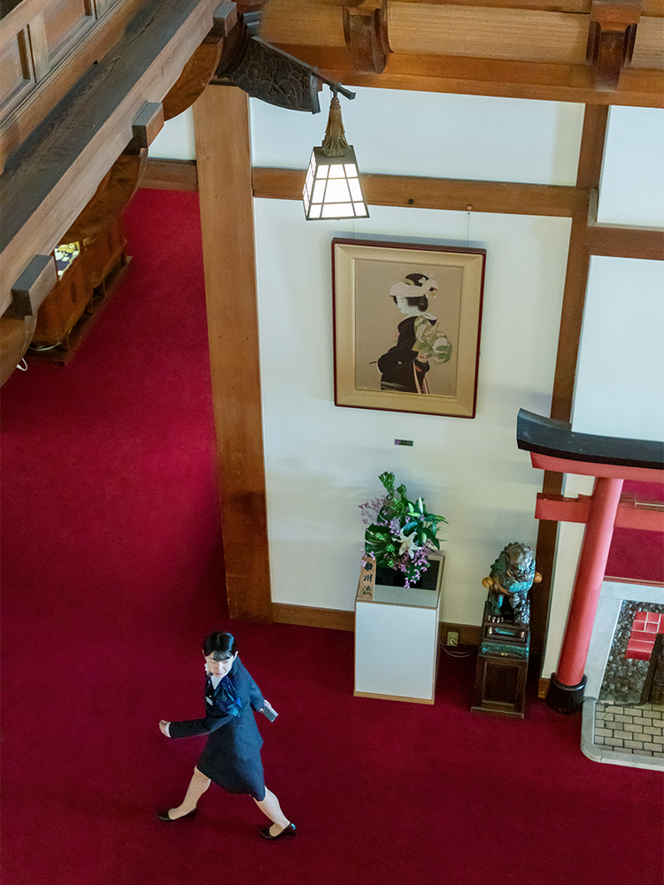マントルピースに鳥居を合わせた和洋折衷の意匠が目を引く玄関ホール。上村松園の「花嫁」など数多くの美術品も展示されている。