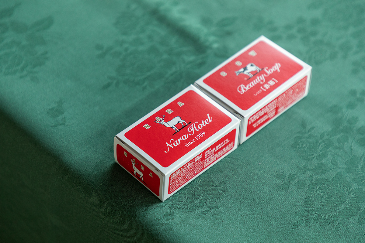 共に創業110周年を迎えた〈牛乳石鹸〉とコラボした限定パッケージの赤箱は、110周年記念プランや宿泊時にプレゼントされる限定品。