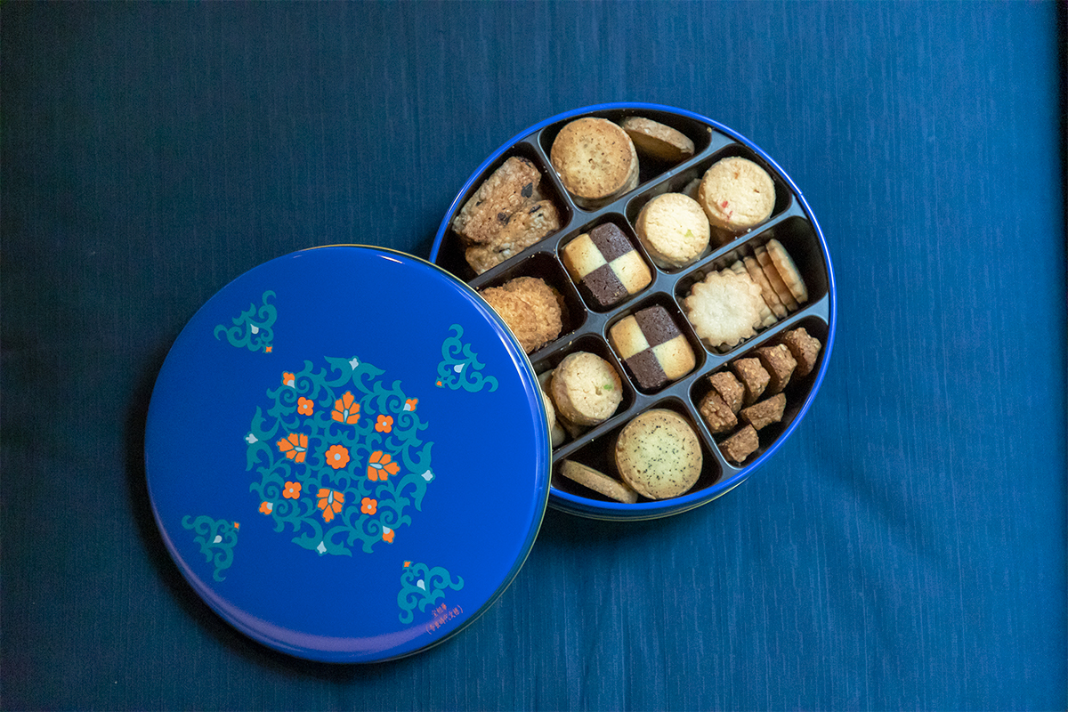正倉院文様の宝相華をデザインした缶に入った8種類のクッキーは、いつも人気のスーべニール。