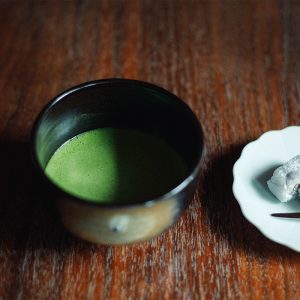 喫茶室〈嘉木〉での薄茶、京極の昔 700円。京都の和菓子付き。