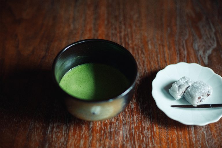 喫茶室〈嘉木〉での薄茶、京極の昔 700円。京都の和菓子付き。