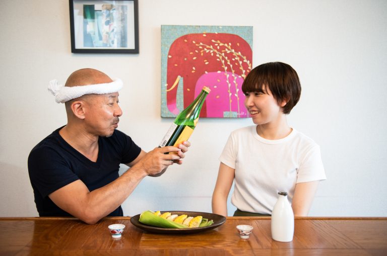 長文で書かれた商品説明をまじまじと読む父・テツヤ。日本酒の奥深さに開眼? 熟露枯 山廃純米吟醸 五百万石