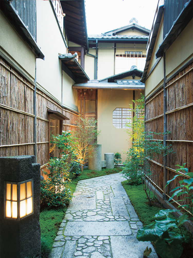 大正後期から昭和初期に建てられた数寄屋建築。八坂神社南門から約30秒。のれんをくぐり、石畳を歩くほんの数十秒で別世界へと誘われる。夜はぐっと幻想的な雰囲気に。