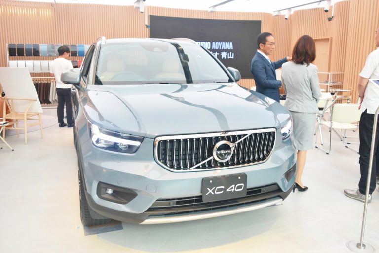 スウェディッシュ・モダンな店内にマッチするXC40。 DSC_0436