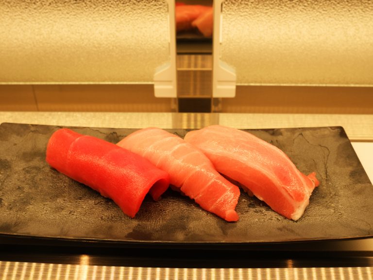 「氷結熟成まぐろづくし(赤身、中トロ、大トロ)」970円。 九州寿司 寿司虎 Aburi Sushi TORA 二子玉川ライズ S.C.