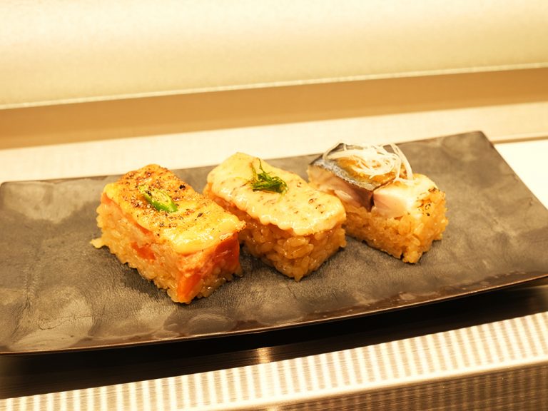 「Aburi Oshiトリオ(サーモン、海老、鯖)」460円。 九州寿司 寿司虎 Aburi Sushi TORA 二子玉川ライズ S.C.