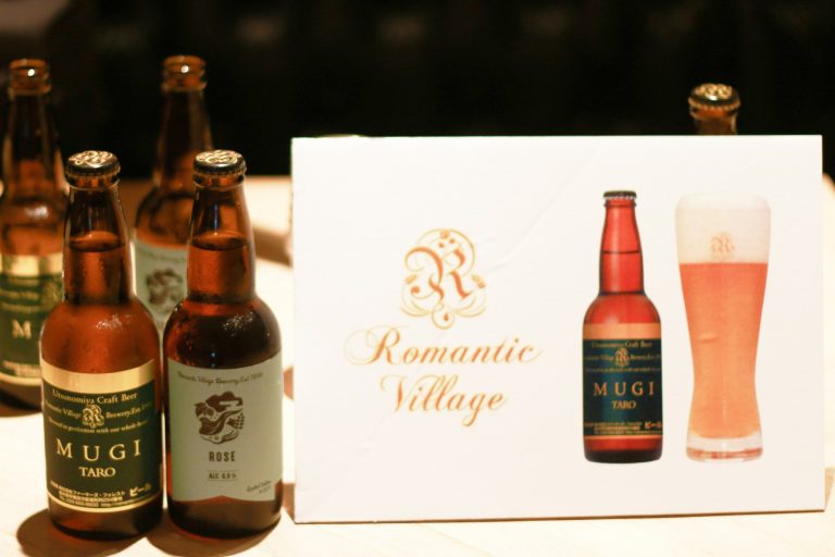 ろまんちっく村の代表格「麦太郎」と、ローズヒップを使用した 新作クラフトビール「ROSE」。