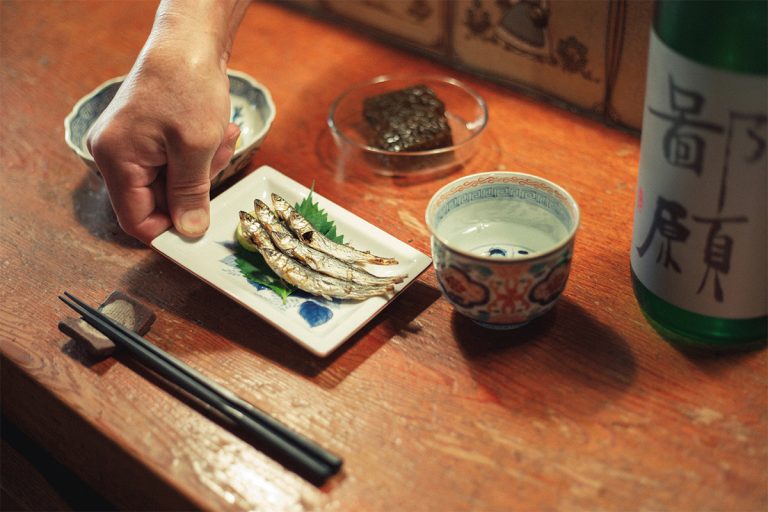 琵琶湖の鮎は成長してもこのサイズ。こあゆ塩焼 400円、もずくジュレ 300円。 京都 おおきに屋