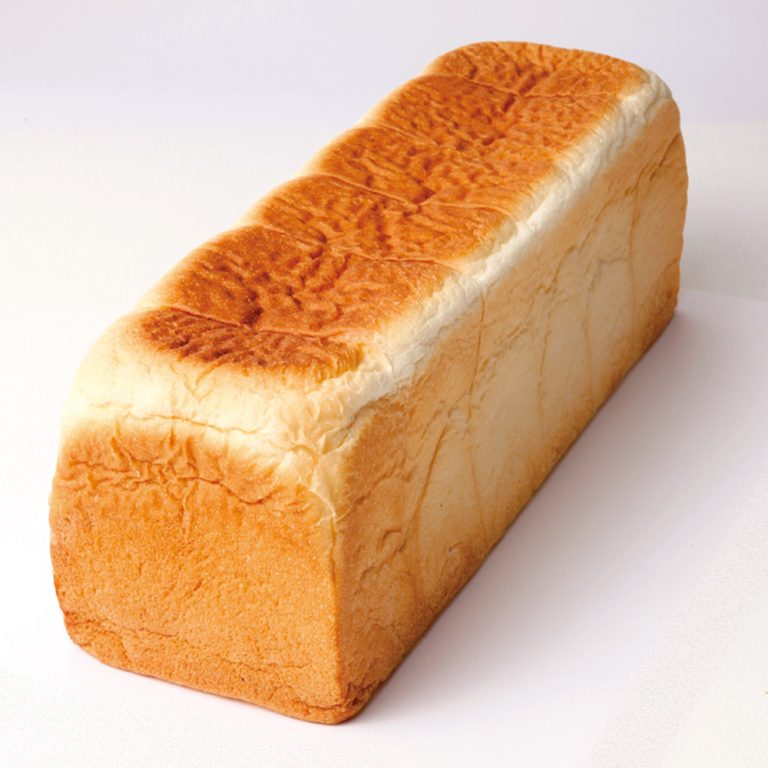 1本(3斤分)1020円(税込)。水分を多く含んだ生地を高温&短時間で焼き上げるため、ふんわりやわらかく仕上がる。 小麦と酵母 満 曙橋