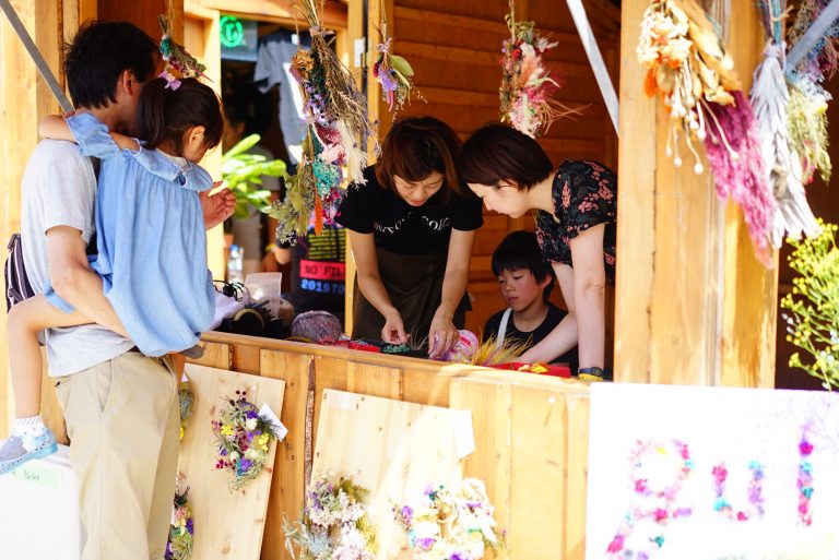 赤レンガ倉庫 で開催された Local Green Festival に移動花屋をオープン ワークショップも開催 前田有紀の 週末 気分転 花 Hanako Tokyo