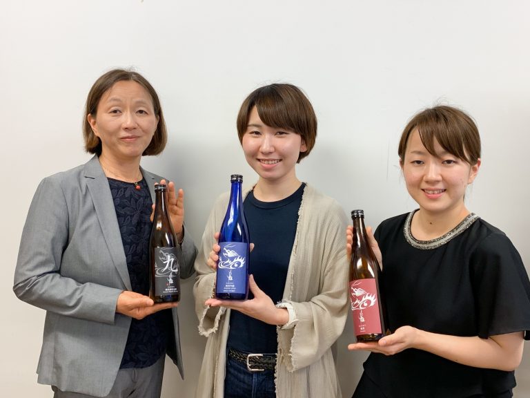 左がお母さまの吉田由香里さん、右が娘で杜氏の吉田真子さん。父の遺志を継ぎ、蔵を支える。 白龍 特別純米