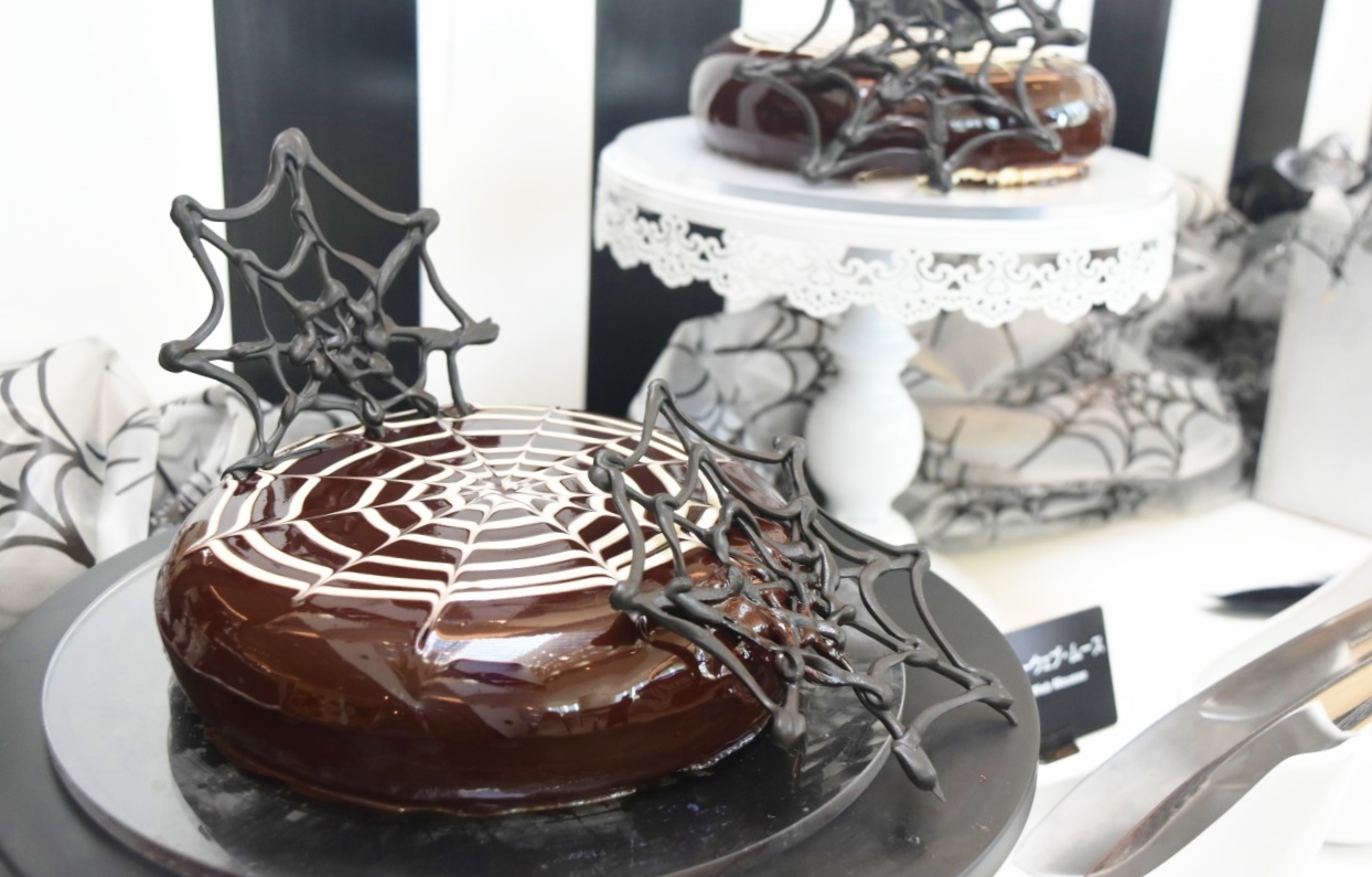 「スパイダーウェブ・ムース」は、濃厚なダークチョコレートとホワイトチョコレートの2層のムースケーキ。