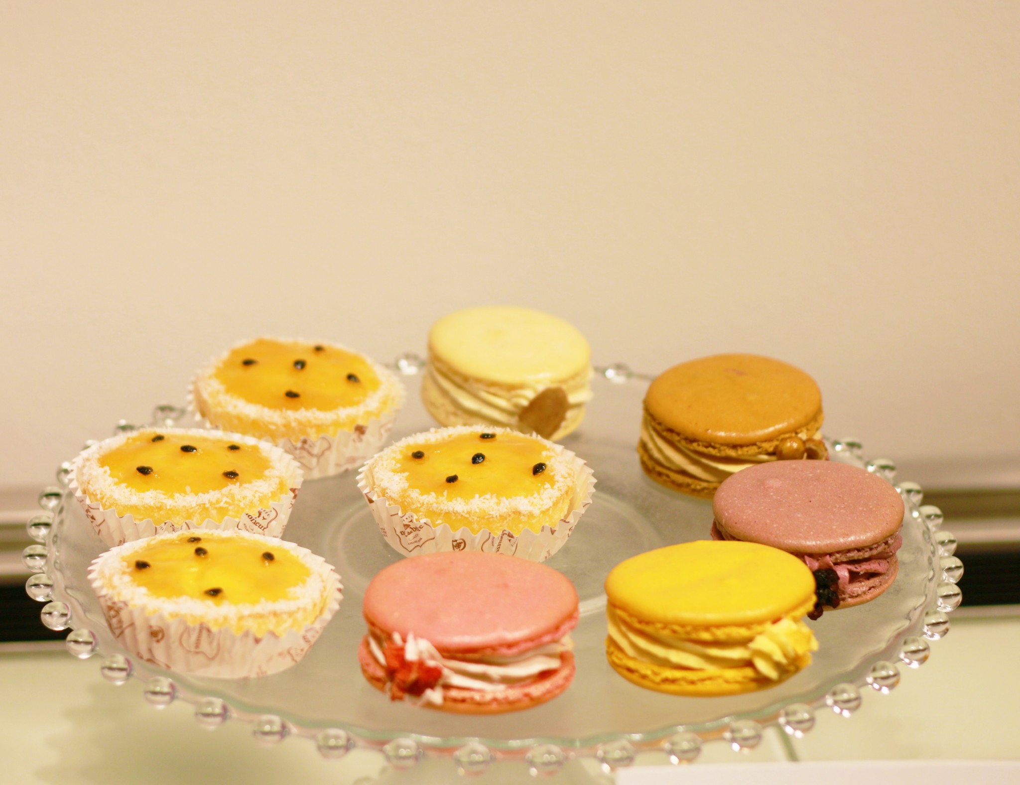 「パッションフルーツのケーキ」（写真左側4つ）カップケーキのような、可愛らしい見た目にも注目。1個360円