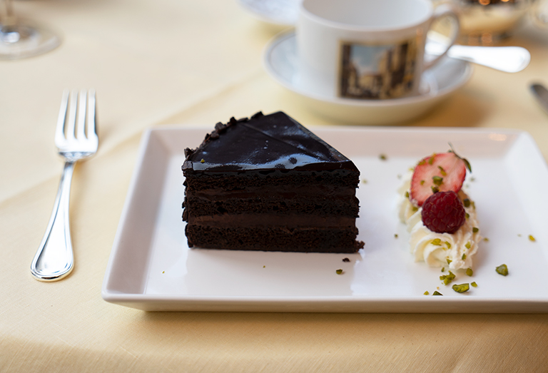 〈COVA〉のアイコンメニューとも言えるチョコレートケーキの「サーケル」。