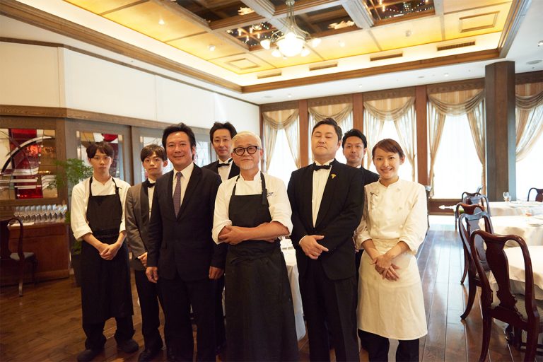 中央は20代で入社し、井上旭氏の技術を受け継ぐ古賀純二料理長。チームで伝統を守り抜く。