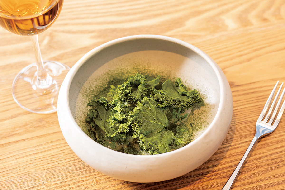 ホタテの甘さをキウイ、アボカドが引き立てる。グリーン一色の独創的な「前菜のスペシャリテ」1,200円（サ別）。
