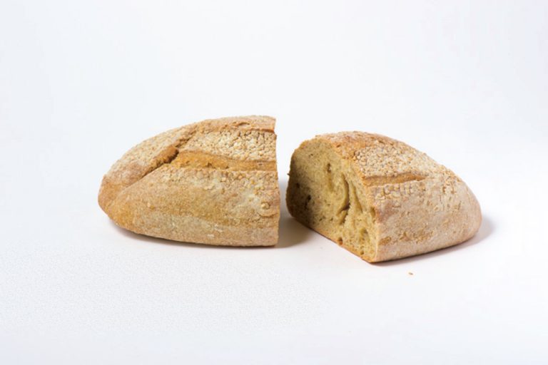 「セモリナパン」900円(各税込)。スープや煮込みといった食事とパンがひしと抱きあう。 差DMA-170512hn_0052