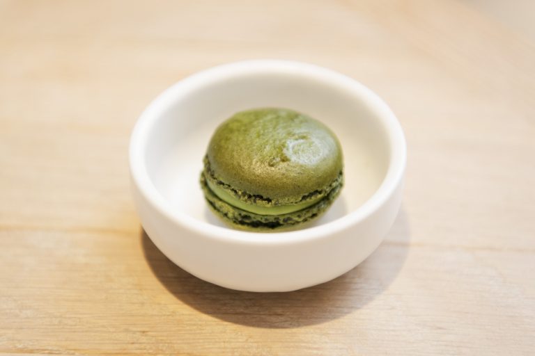 中水さんに渡されたのは抹茶のマカロン。 _KUR6660