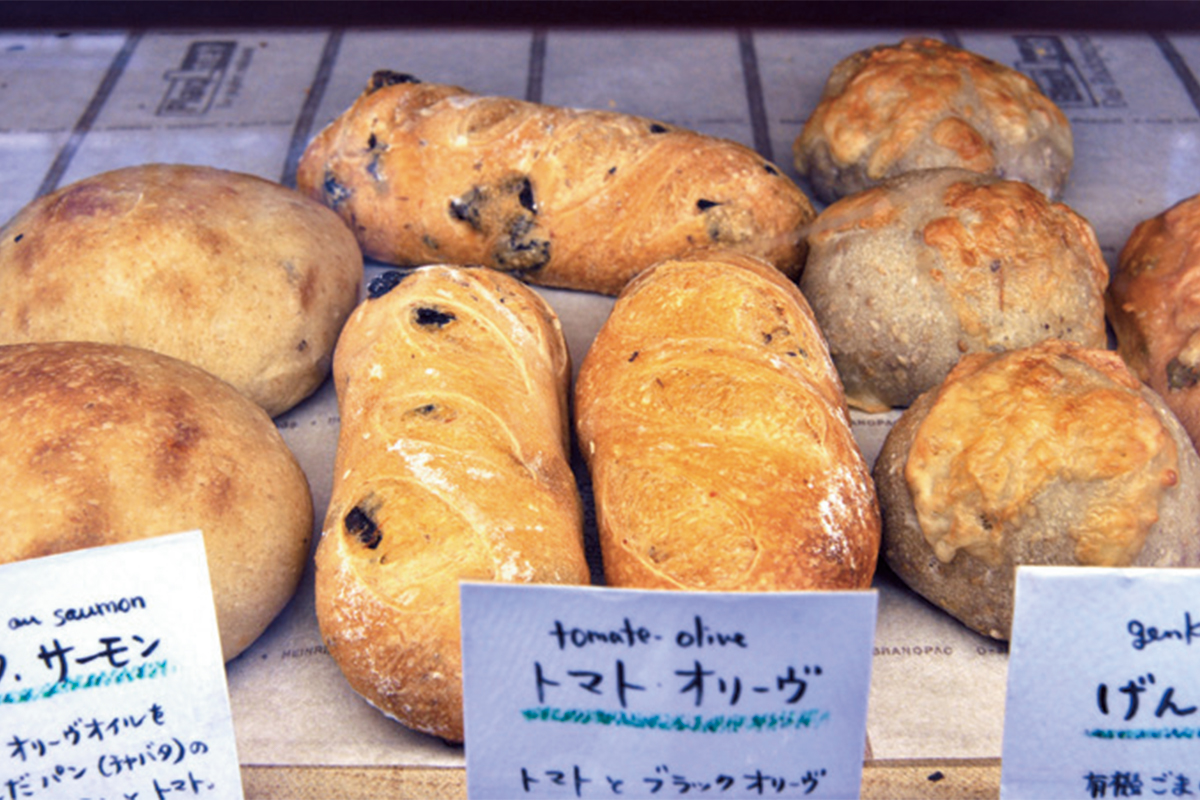 素材の組み合わせが独特。あんぱんのように具材を包むパンは日本で学んだという。