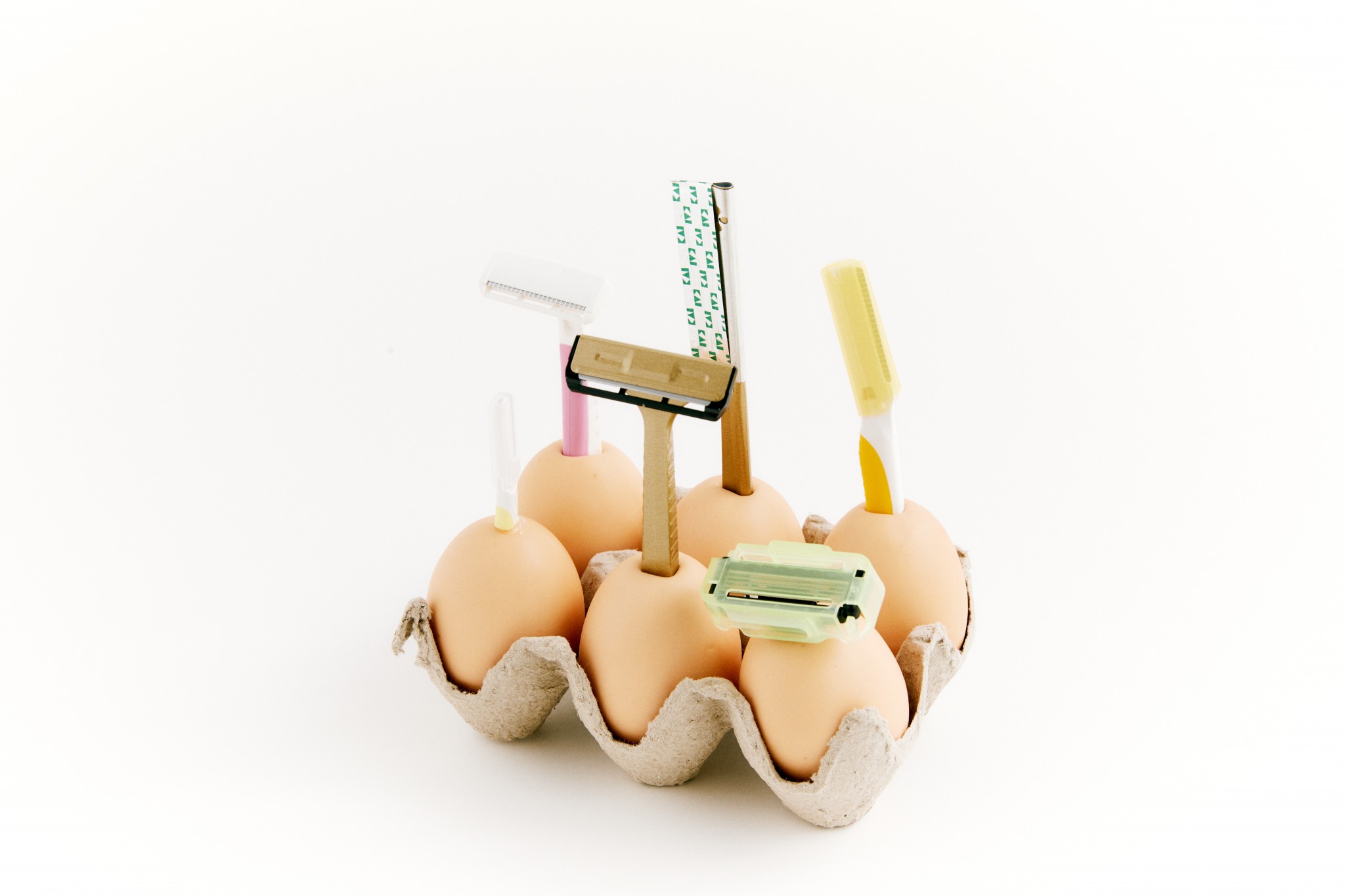 （4）「 ファミリーアソー刀 」：家族みんなのカミソリホルダー。柄が卵ということで、 「やさしく剃ってね」との気持ちも込められている。
