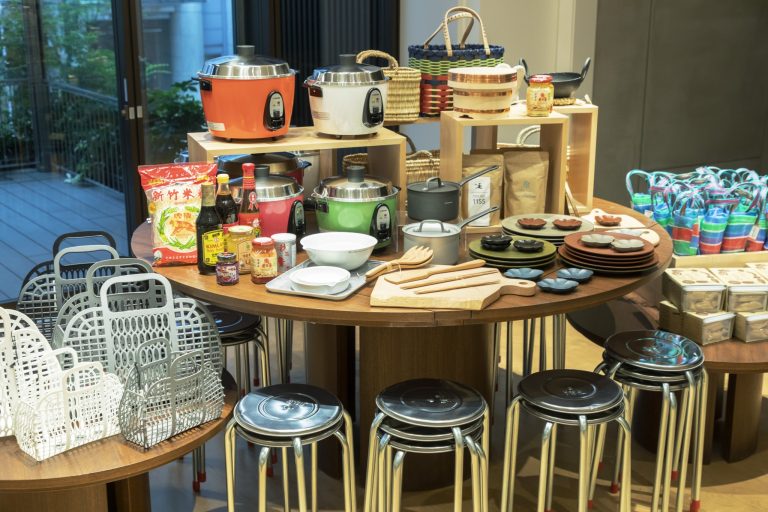 台湾産のビーフンや調味料のほか、キッチングッズがそろうのは「誠品 生活市集」。中にはクッキングスタジオも完備し、食にまつわるワークシ ョップを体験できる。テナントには150年以上の歴史をもつ老舗台湾茶 ティーサロン〈王徳傳(ワンダーチュアン)〉、台北の人気台湾料理〈富錦 樹台菜香檳(フージンツリー)〉の出店も話題。 9-0535