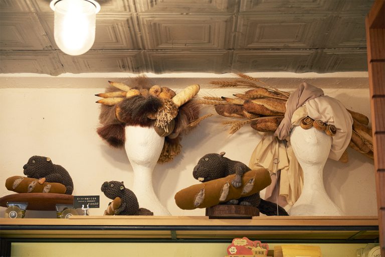 ビーバーの編みぐるみも飾りではなく商品。 馬喰町 BEAVER BREAD