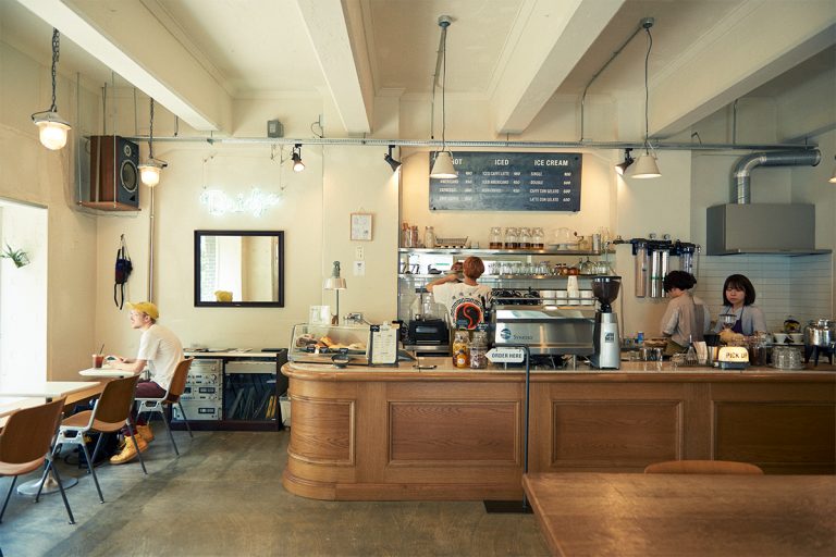 広々としたロフトスタジオのような店内。近隣に宿泊施設が増えたことからインバウンドの旅行客がふらりと立ち寄ることも増えたそう。 馬喰町 Bridge coffee & icecream
