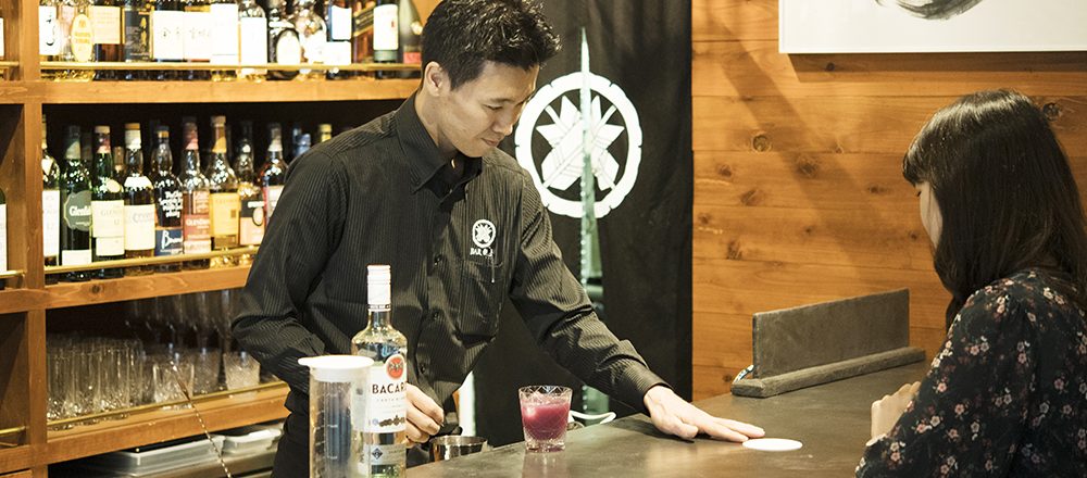 本格的なカレーが食べられるバー!?スパイスの香り漂う、芝大門〈BAR 新海〉へ。