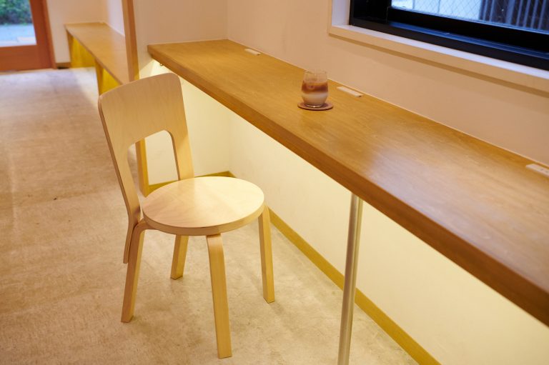 椅子は、北欧を代表する家具ブランド〈アルテック〉を使用。耐久性は抜群、木の本来の丸みを生かしたデザインに。