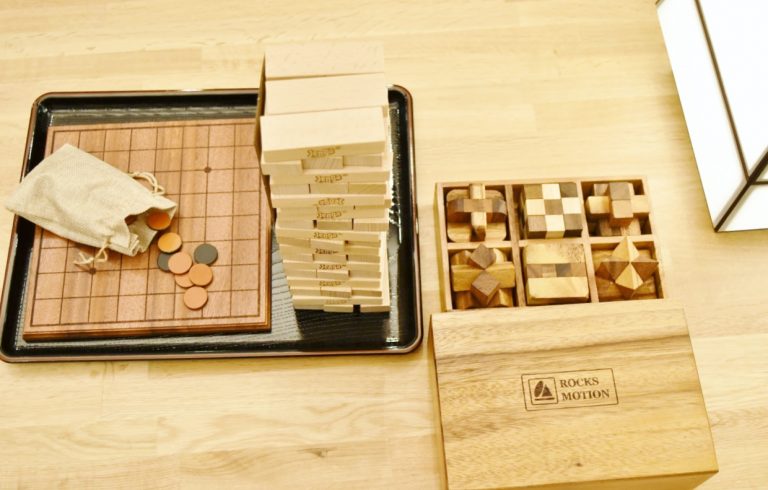 「ラウンジスペース」では、温かみのある木製ゲームなどで遊べる。
