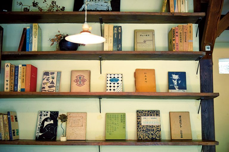 店奥の書棚に並ぶ川端さんの蔵書。装丁の素晴らしさに息を飲む。 鎌倉 喫茶ミンカ