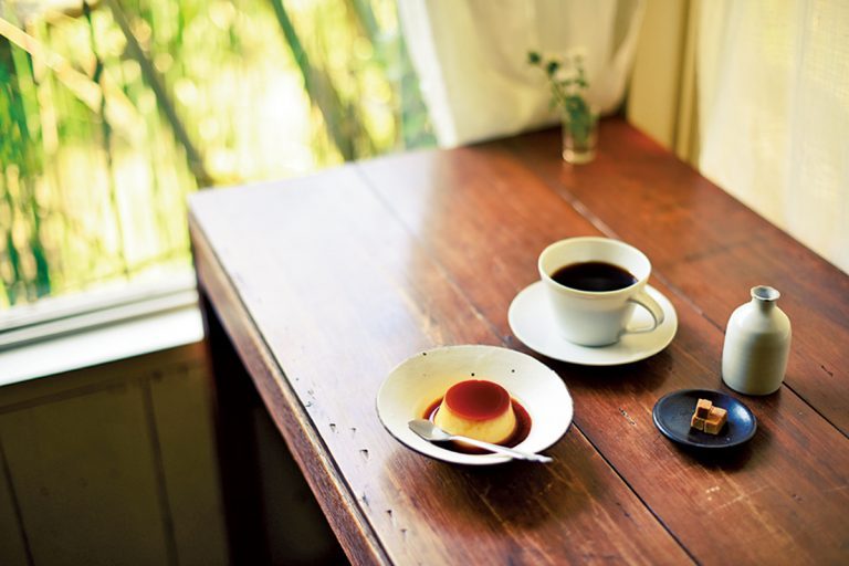 自家製プリン450円、ネルドリップコーヒー600円。このほか韓国茶650円やナポリタン1,000円もある(各税込)。 鎌倉 喫茶ミンカ