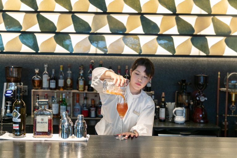 富小路通 Ⅱのバーの壁面の照明デザインは、アトリエ・オイが清水焼を用いて制作した。併設のレストランの照明も、京都の和傘店〈日吉屋〉とのコラボレーション作品。 京都 ホテル ENSO ANGO