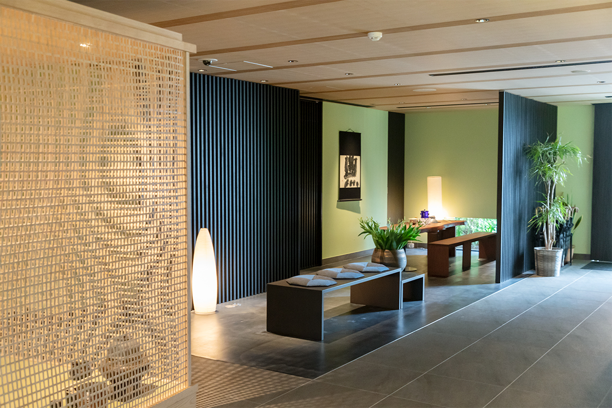 内田デザイン研究所が手がけた麸屋町通 Ⅱのコンセプトは「伝統と現代を行き来する場の精神性」。中庭を望むロビーには内田繁氏がデザインし、世界の美術館にも収蔵されている茶室と立礼卓が配置されている。