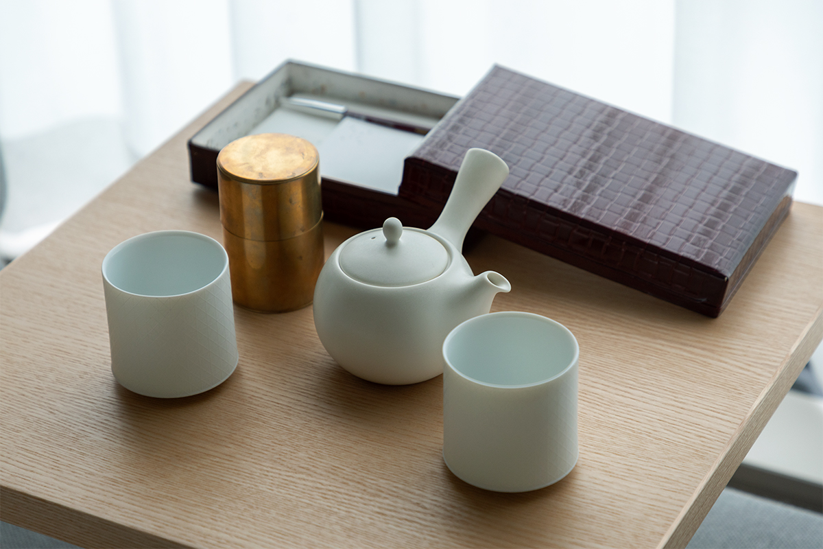 また各部屋には〈一保堂〉のお茶、〈鳩居堂〉の文箱、アトリエ・オイが岐阜の陶器会社と制作したオリジナルデザインのカップがしつらえられている。