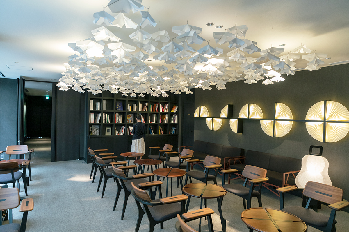 日本で初めて実現した、アトリエ・オイの空間インスタレーション。美濃和紙で作られた造形物は陰影が美しい。書棚にはスイスの大使館から寄贈された建築・デザイン書が並ぶ。