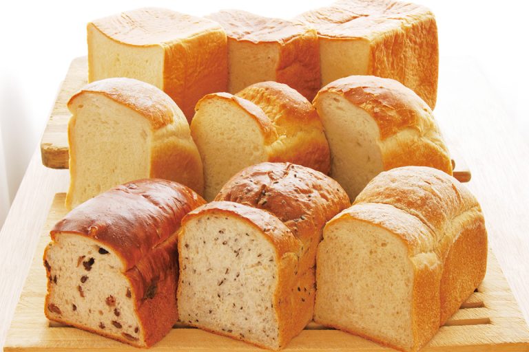 人気が高いのは9種類ある食パン。そのほか、玄米入り豆乳仕立てのドーナッツなど。定番のひよこ豆のカレーは216円（税込）。