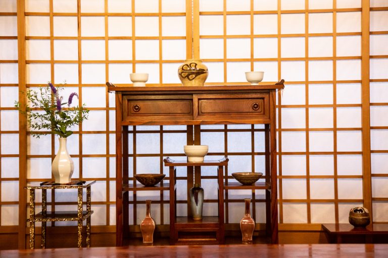 鳥取の木工職人による飾り棚には、濱田庄司の器。