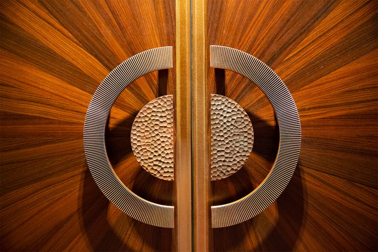 東京會舘の迎賓の歴史を象徴するメインバンケットホール「ローズ」の扉は、二代目本舘のエレベーターのドアに使われていた素材を生かして新装した。