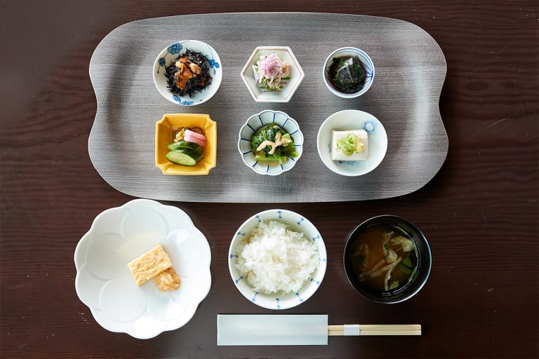 朝食 2,700円(税込)。九谷焼や美濃焼に盛られた小鉢。ふっくら粒が立つ石川県産米のご飯やお味噌汁と。 三井ガーデンホテル日本橋プレミア 日本橋浅田
