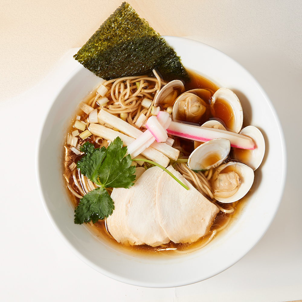 蛤・鶏・煮干しのトリプルSOBA 1,000円（税込）。麺150gと多めながら、旨味あふれるスープに箸が進む。 2.カフェのような店構え。醤