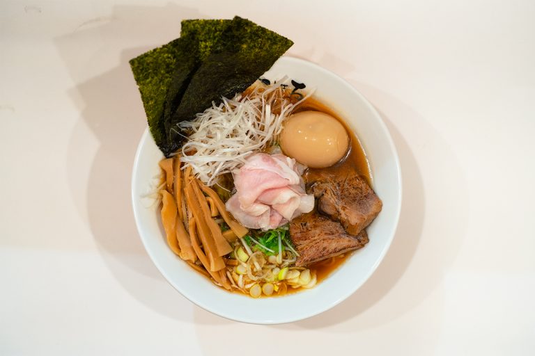 特選醤油らぁめん 1,050円(税込)は塩も用意。低温でじっくり調理する豚レア&炙りと、2種のチャーシューが美味。 日本橋麺処 こはる