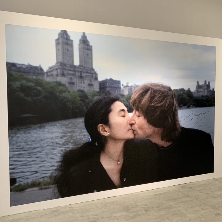 会場入り口には撮影OK&直筆サイン入りの作品がお出迎え。 東京ドームシティ Gallery AaMo 篠山紀信展 写真力 THE PEOPLE by KISHIN The Last Show