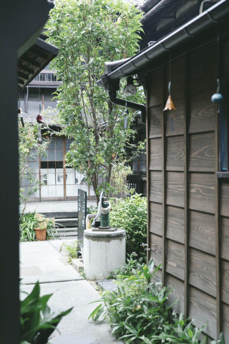 複合施設〈上野桜木あたり〉は古民家と路地からなり、〈VANER〉のほかビアホールなどが入居。